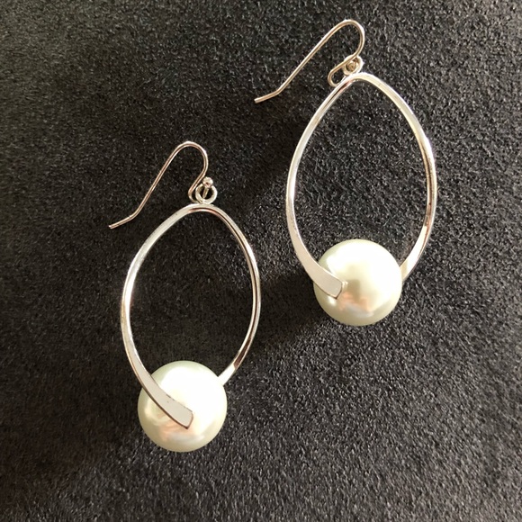 Jewelry - Faux pearl dangling earrings.